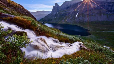 Majestic Waterfall under a Radiant Sunbeam wallpaper
