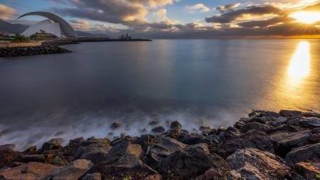 Tranquil Coastal Sunrise Reflection wallpaper