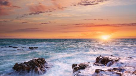 Serene Sunset Over Ocean Waves wallpaper