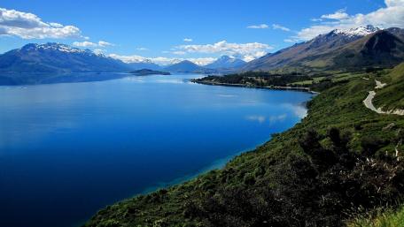 Tranquil Lakeside Serenity Under Blue Skies wallpaper