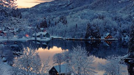 Snowy lakeside houses wallpaper
