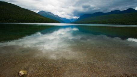 Serene Reflection in Tranquil Waters wallpaper