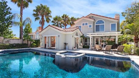 Serene Oasis in a Luxurious Backyard Retreat wallpaper