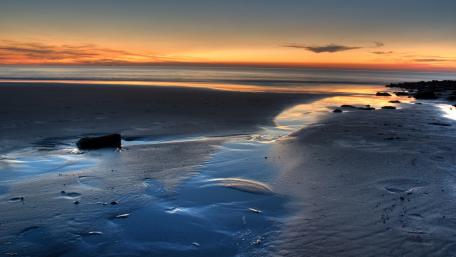 Serene Seascape at Dusk with Gentle Tides wallpaper