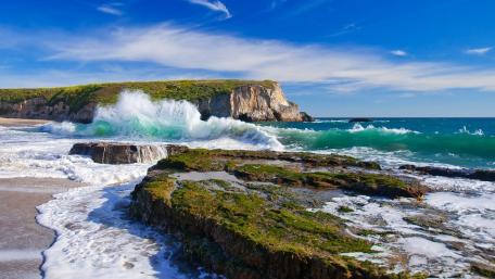 Coastal Waves Against Rocky Shoreline wallpaper