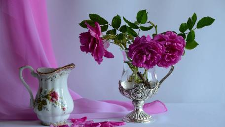 Elegant Roses in a Vintage Vase for Stunning Decor wallpaper