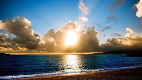 Breathtaking Sunset Over Tranquil Ocean Waves wallpaper