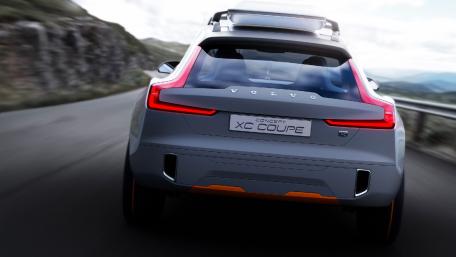 Sleek Yet Bold Concept Car Design Wallpaper wallpaper
