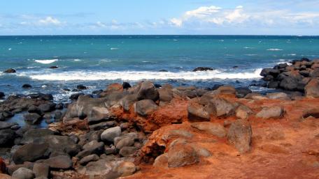 Serenity of the Rocky Shoreline and Ocean Waves wallpaper