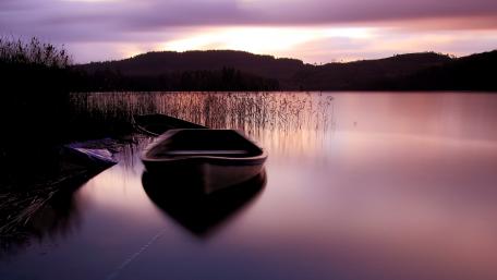 Serene Waters at Dusk wallpaper