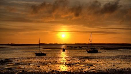 Serene Sunset Over Tranquil Waters wallpaper