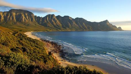 Serene Coastal Escape with Majestic Mountains wallpaper