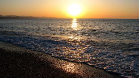 Golden Sunset Over Tranquil Waves wallpaper