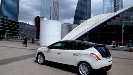 Sleek Urban Drive Through Modern Architecture wallpaper