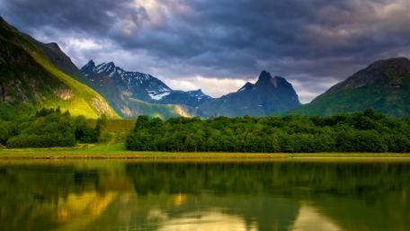 Serene Reflections of Majestic Mountains wallpaper