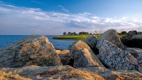 Boulders by the Shore in 4K Beauty wallpaper