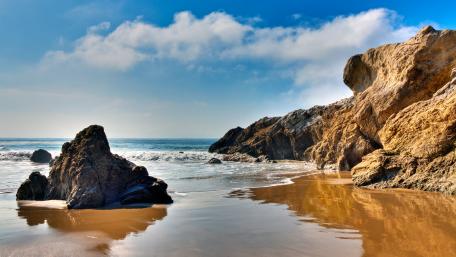 Serene Coastal Escape with Vibrant Skies wallpaper