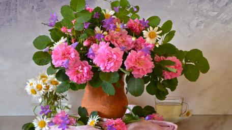 Blooming Roses and Daisies in a Serene Arrangement wallpaper