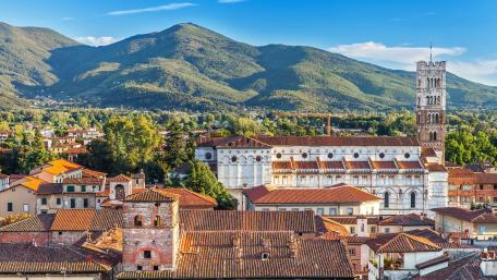 Charming Views of Tuscan Architecture and Mountains wallpaper