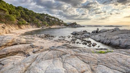 Serene Coastal Landscape at Dusk wallpaper