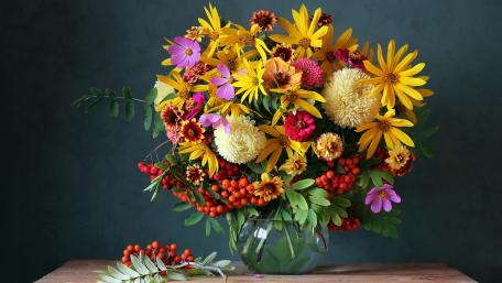 Bright and Cheerful Floral Arrangement Wallpaper wallpaper