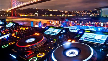 Electrifying Beats Overlooking the City Lights wallpaper