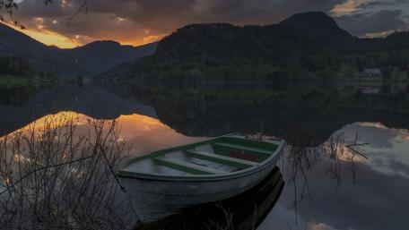 Serene Twilight Reflections in Nature's Embrace wallpaper