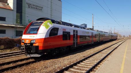 Modern Electric Train on Tracks in Scenic Setting wallpaper