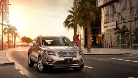 Luxury SUV in Urban Sunset Glow wallpaper