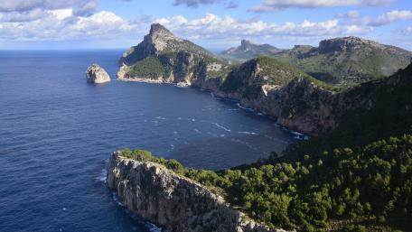 Majestic Coastal Landscape in 4K Quality wallpaper