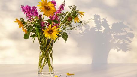 Vivid Floral Arrangement for Bright Spaces wallpaper
