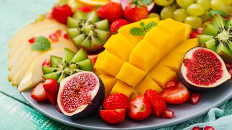 Vibrant Tropical Fruit Platter for Refreshing Delights wallpaper