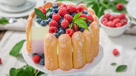 Delicious Berry Cake Delight wallpaper