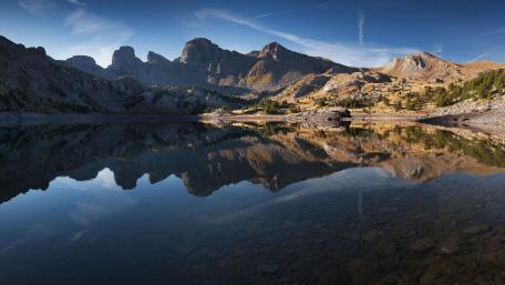 Serene Reflections at Lac d'Allos in France wallpaper