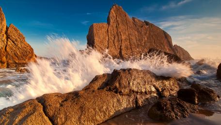 Majestic Seascape with Dramatic Waves and Rocks wallpaper