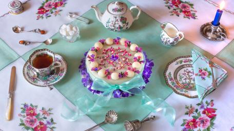 Delightful Floral Cake Arrangement wallpaper