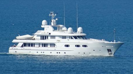Luxury Yacht on the Open Sea for Adventure Lovers wallpaper