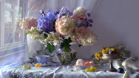 Elegant Floral Arrangement in Soft Hues wallpaper