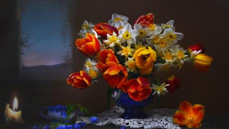Vibrant Tulip and Daffodil Arrangement in a Vase wallpaper