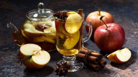 Warm and Inviting Apple Cinnamon Delight wallpaper