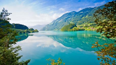 Tranquil Lake Reflections wallpaper