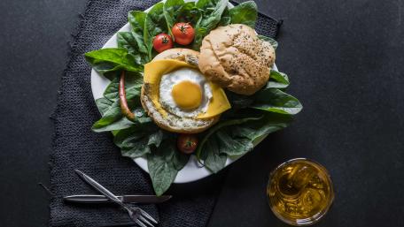 Sandwich with fried egg wallpaper