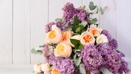 Elegant Floral Arrangement in Soft Hues wallpaper