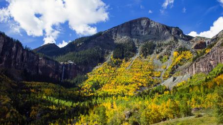 Breathtaking Autumn Landscape in Majestic Mountains wallpaper