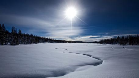Majestic Winter Wonderland Under the Sunlight wallpaper