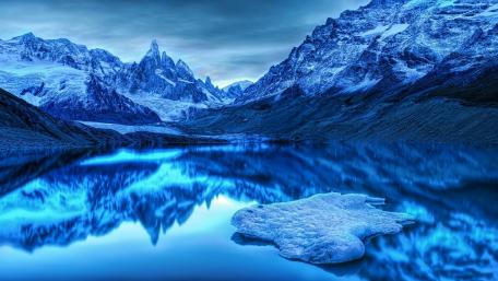 Majestic Mountains Reflected in Serene Waters wallpaper