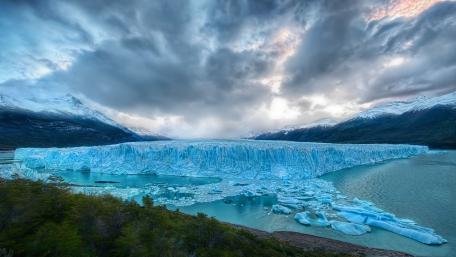 Majestic Iceberg Under Dramatic Skies wallpaper