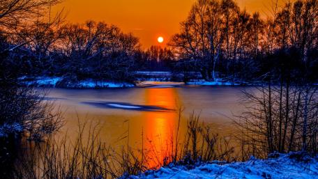 Serene Sunset Reflection on a Winter Lake wallpaper