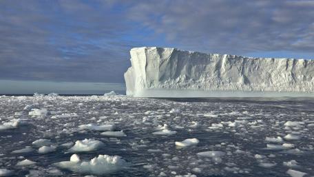 Majestic Iceberg on Tranquil Waters wallpaper