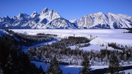 Majestic Winter Wonderland in the Mountains wallpaper
